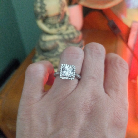 Faux diamond ring - Picture 3 of 7